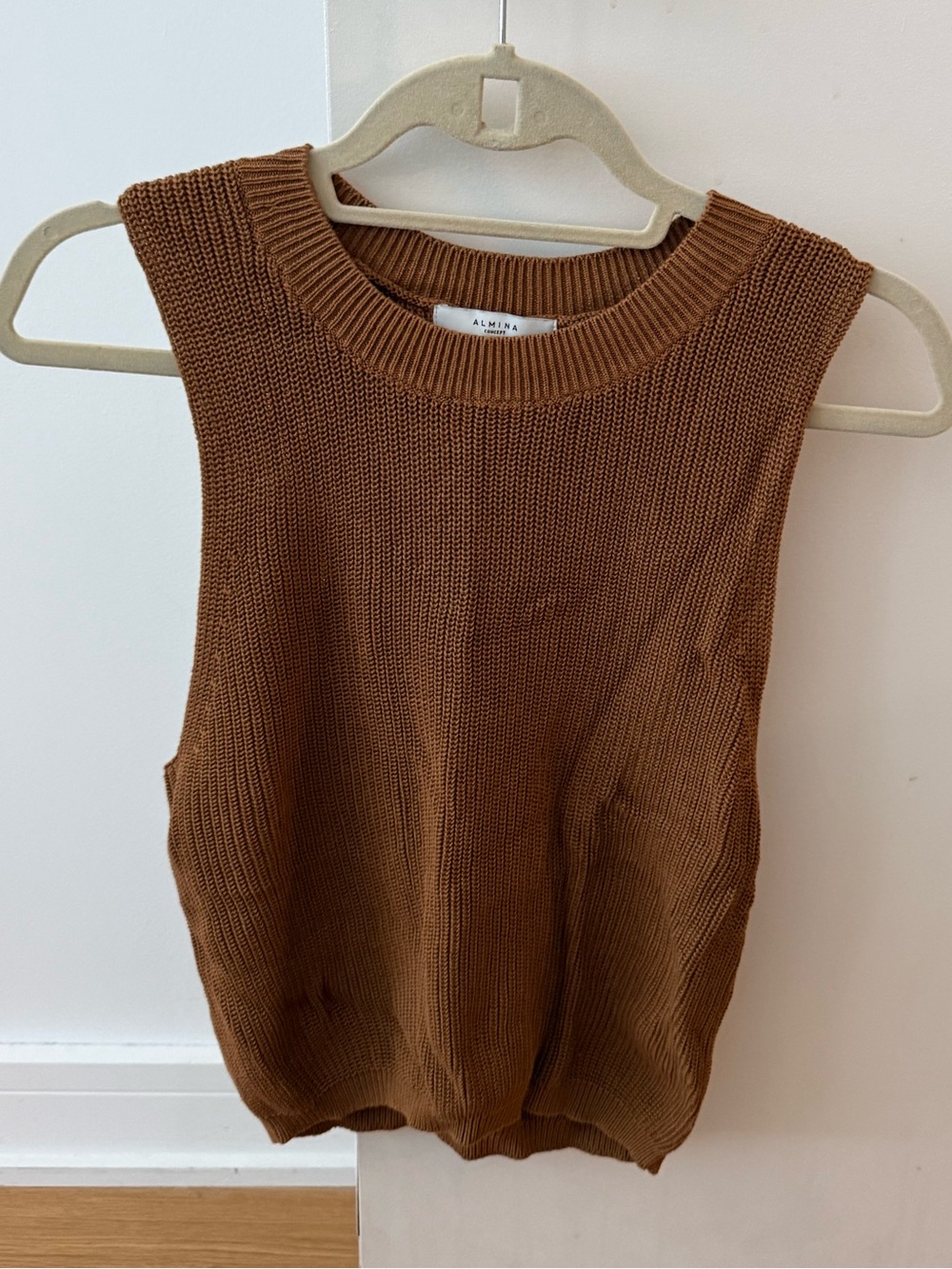 Almina Concept: brown ribbed sweater tank